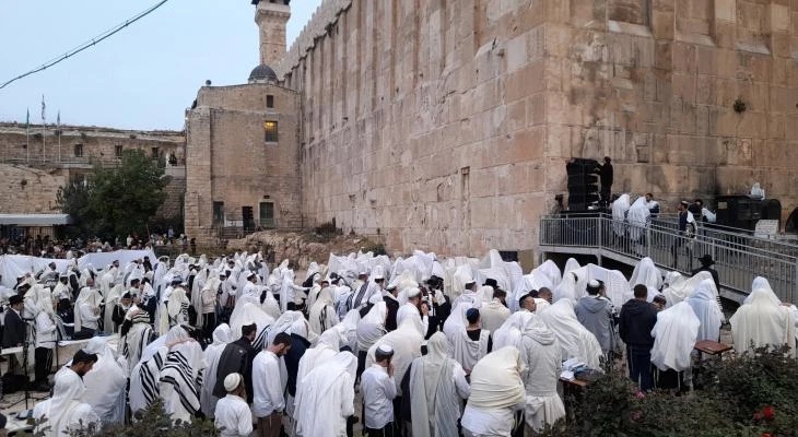 العدو الصهيوني يحظر التجوال في أحياء وسط الخليل ويغلق الحرم الإبراهيمي