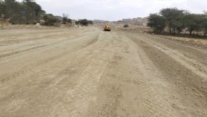 محافظ البيضاء يتفقد مشروع طريق شارع الثلاثين عزة خط مكيراس