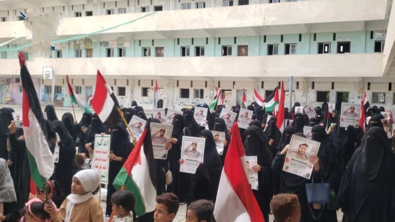وقفة نسائية في الحديدة وفاء لدماء الشهداء وتتويجا لعامين من العطاء