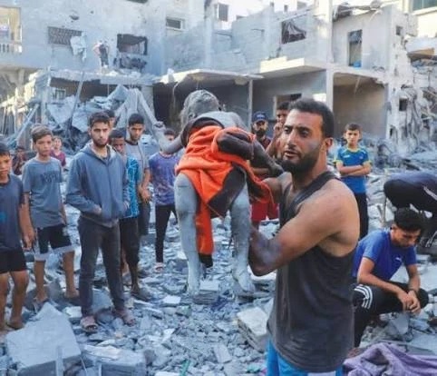 استشهاد طفلة فلسطينية وإصابة آخرين في انهيار مبنى بغزة