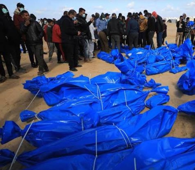 العدو الاسرائيلي يسلم 30 جثة لشهداء فلسطينيين من قطاع غزة