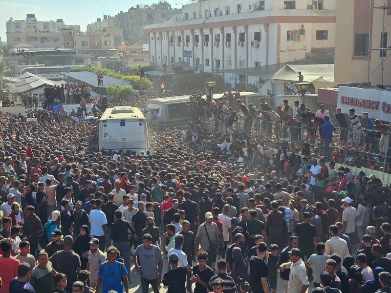 حشود شعبية غفيرة في غزة تستقبل الأسرى المحررين