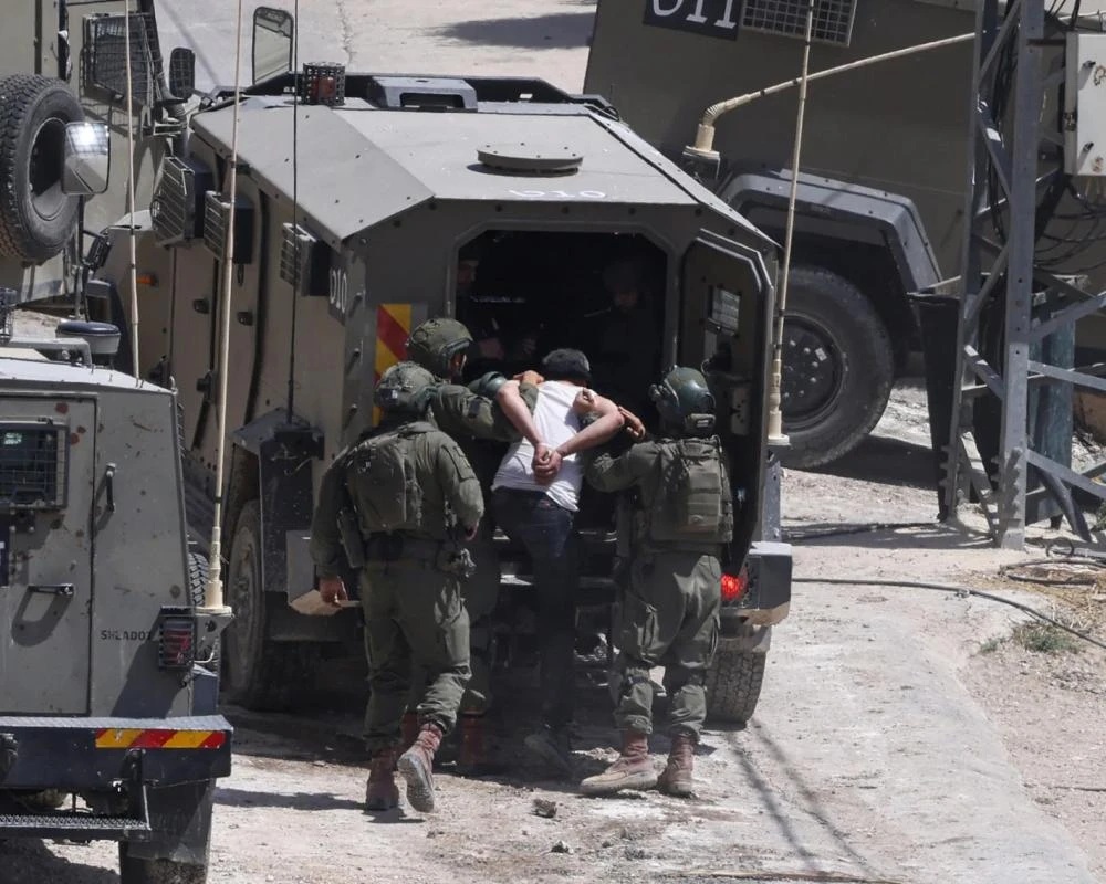 العدو الصهيوني يعتقل 15 فلسطينيًّا خلال اقتحامات متفرقة بالضفة