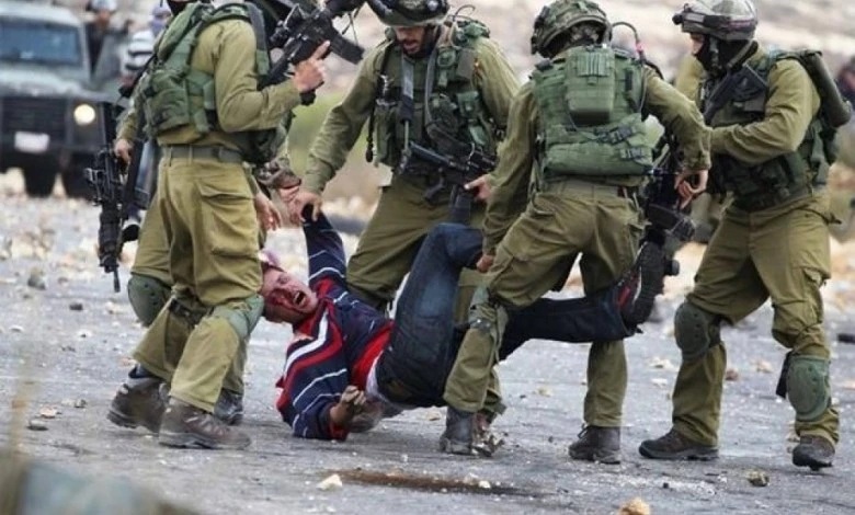 العدو الصهيوني يحتجز 15 أسيرا فلسطينيا محررا ويهدم منزلين في أريحا