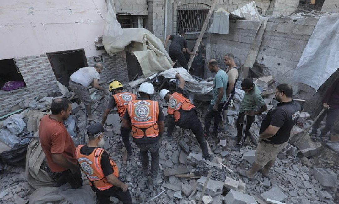 استشهاد 4 فلسطينيين وانتشال جثامين 121 آخرين في قطاع غزة منذ فجر اليوم