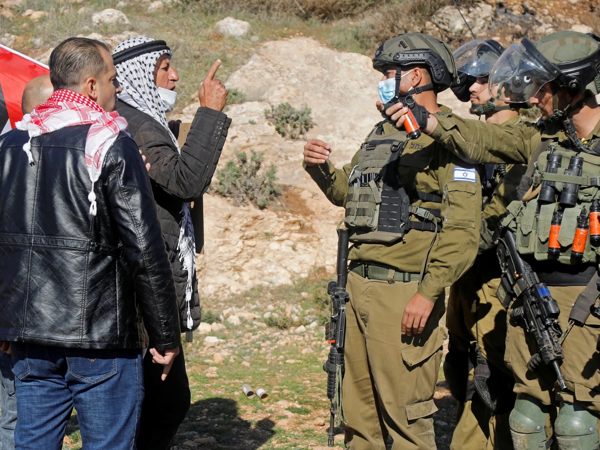 جيش العدو يطلق النار باتجاه عمال فلسطينيين غرب بيت لحم ويفتش منازل بسلفيت