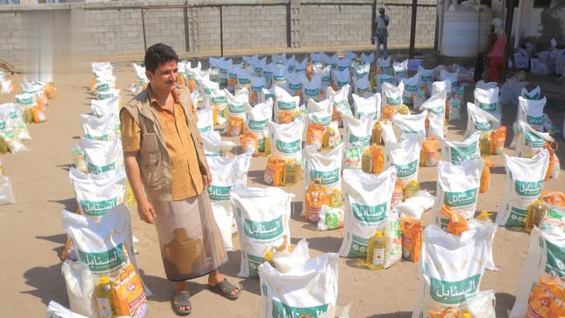 تدّشين توزيع سلال غذائية لأسر الشهداء والمفقودين في الحديدة