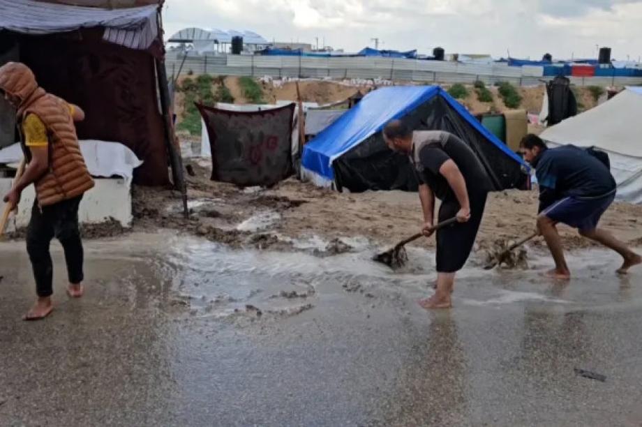 غرق خيام النّازحين جراء هطول الأمطار الغزيرة في غزة