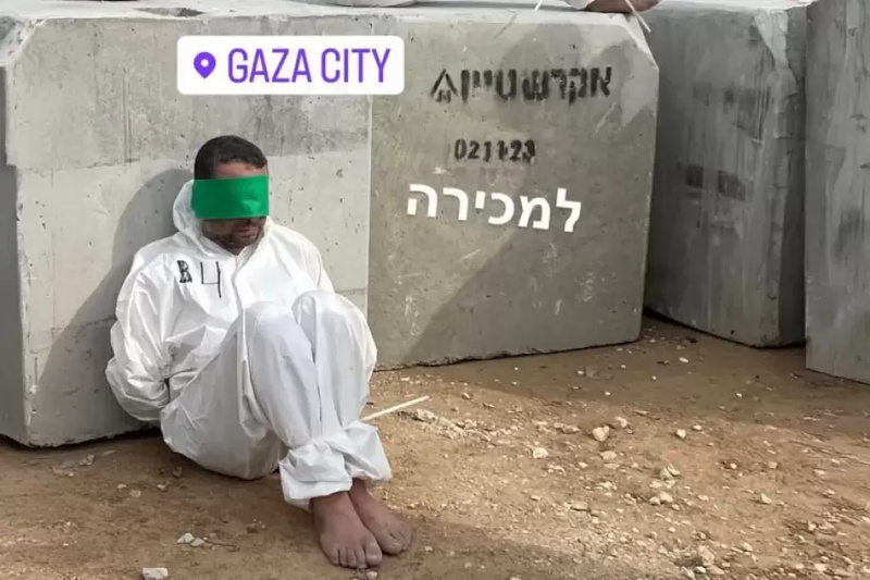 “فلسطيني للبيع”..جنود العدو الصهيوني ينشرون صورا تكشف أهانات صادمة لشبان في غزة