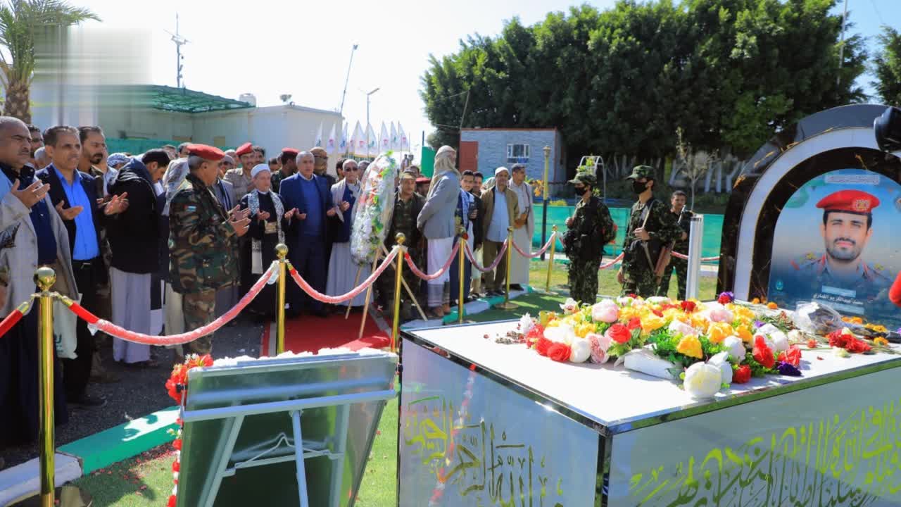 نائب مدير مكتب الرئاسة وقيادات المكتب والجهات التابعة له يزورون أضرحة ومعارض صور الشهداء