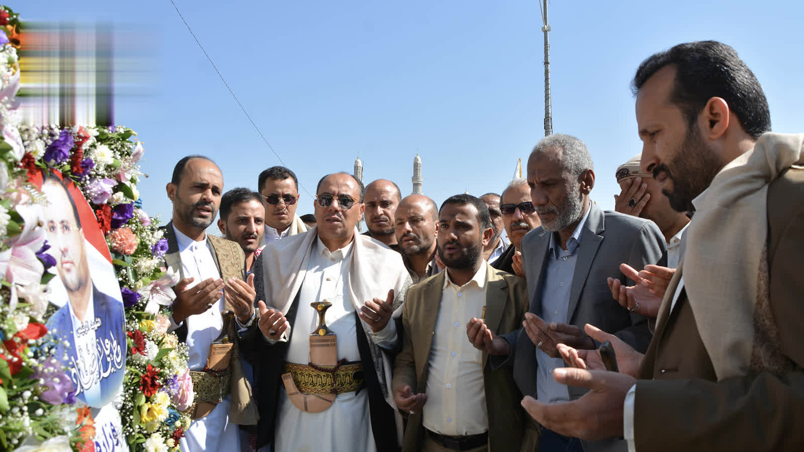 قيادات وزارة الإعلام والمؤسسات التابعة لها تزور أضرحة الشهداء الصماد والرهوي والغماري