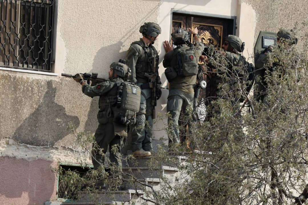 العدو الإسرائيلي يواصل الاقتحامات والاعتقالات في الضفة