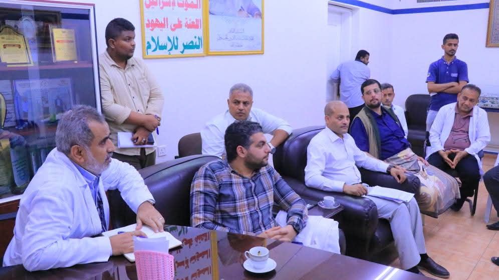 مناقشة التحضيرات لتنظيم المخيم الطبي الثاني لجراحة القلب المفتوح في مستشفى الثورة بالحديدة