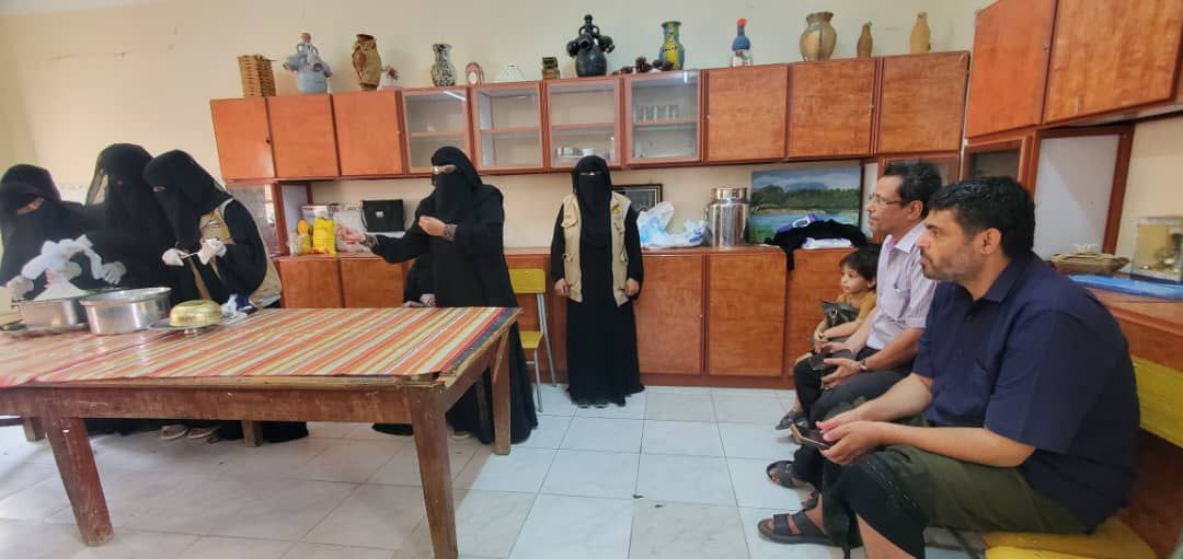 اختتام دورة تدريبية لصناعة الألبان في مديرية الميناء بالحديدة