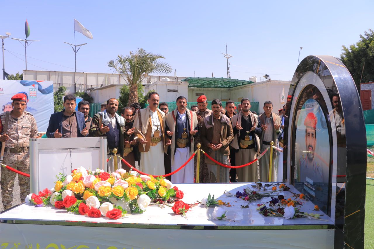 قيادة وموظفو هيئة الأراضي بالأمانة يزورون أضرحة الشهداء الصماد والرهوي والغُماري ومعارض الشهداء