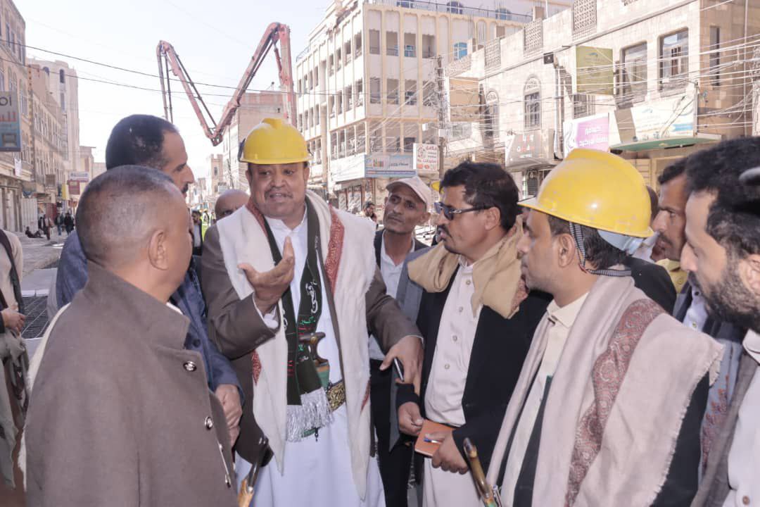 الوحدة التنفيذية تواصل أعمال الترميم في شارع سقطرى بالأمانة