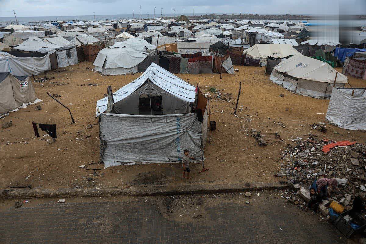 “الإعلامي الحكومي” يستنكر العجز الدولي في إدخال مواد الإيواء إلى غزة