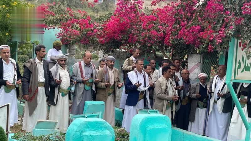 رئاسة جامعة حجة تزور روضات الشهداء في عدد من المديريات