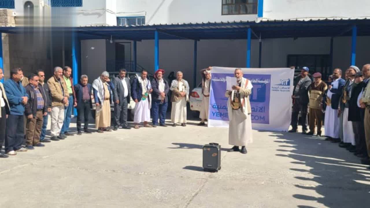 وقفة لمنتسبي صندوق النظافة في الأمانة وفاءً للشهداء ومباركة للإنجاز الأمني