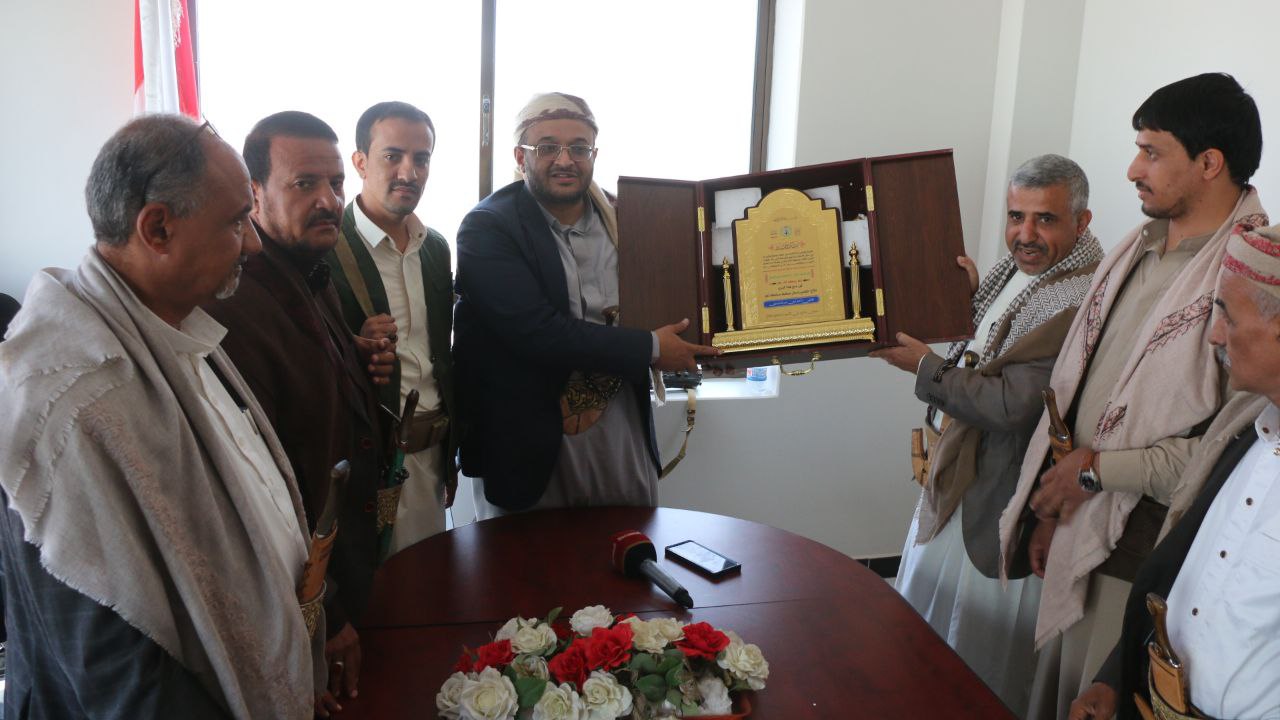 قيادة المنطقة العسكرية الرابعة تُكرّم القائم بأعمال محافظ تعز