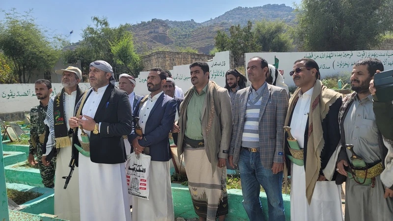 منتسبو الزكاة في حجة يزورون روضة الشهداء