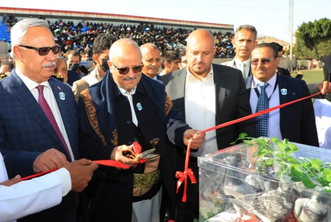 النعيمي وبن حبتور يشاركان في حفل تخرج 512 طبيباً وطبيبة من جامعة 21 سبتمبر