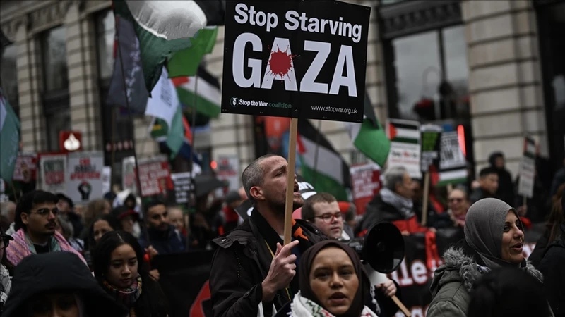 عشرات الآلاف يتظاهرون في العاصمة البريطانية دعماً لفلسطين وضد بيع السلاح لـ “إسرائيل”