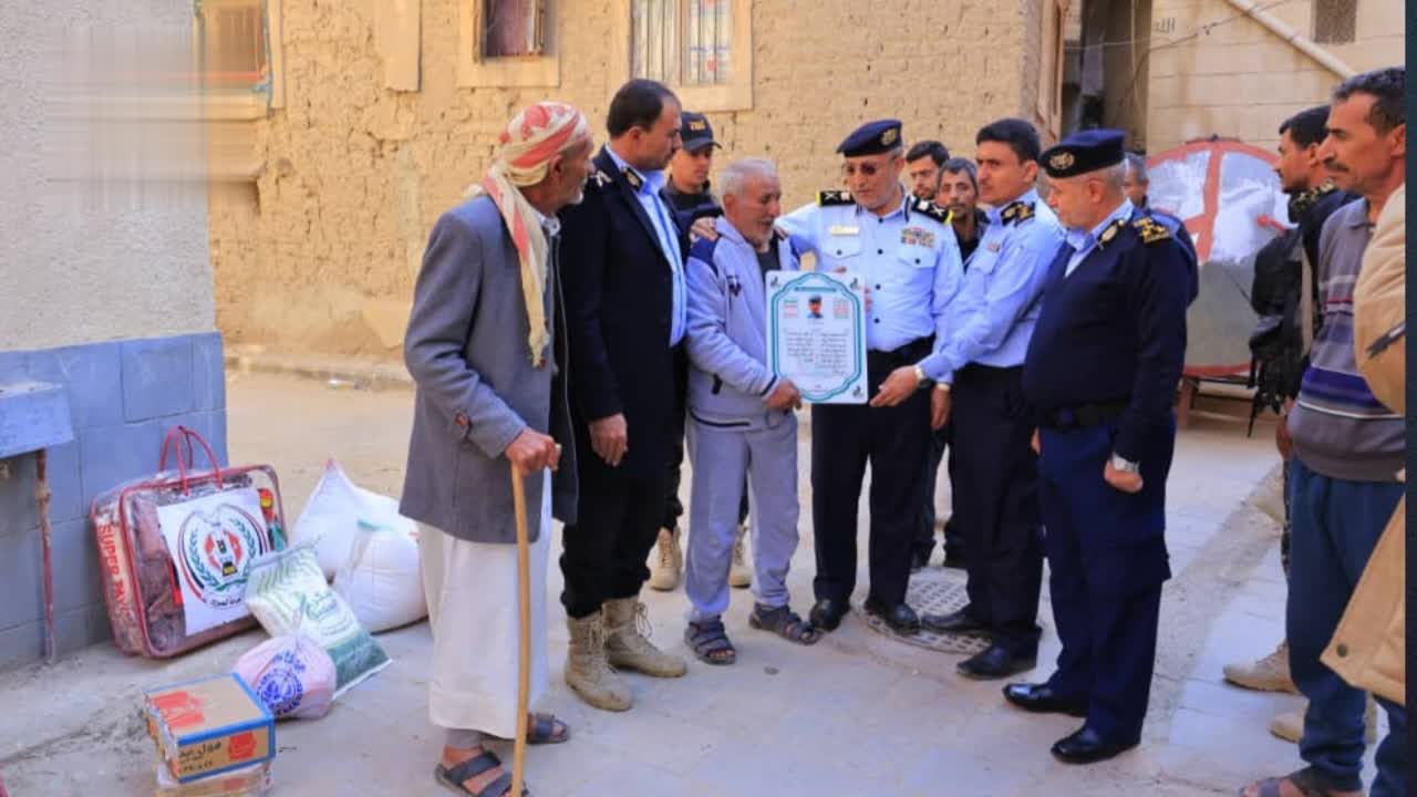 شرطة المرور تدشن توزيع السلال الغذائية لأسر شهداء المرور في الأمانة والمحافظات