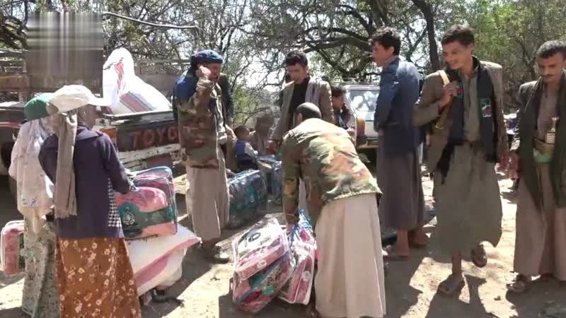 تدشين توزيع الهدايا على أسر الشهداء في الحيمة الداخلية