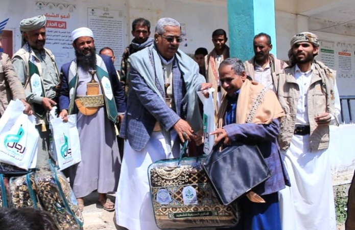 تدشين الزيارات وتوزيع الهدايا لأسر الشهداء في ريمة