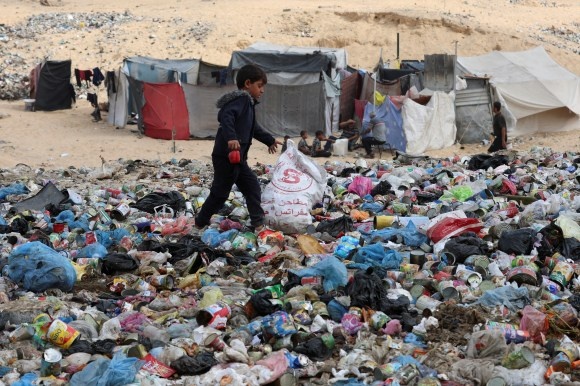 أمراض جلدية وتنفسية تصيب أطفال غزة