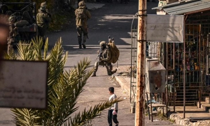 سوريا: قوات العدو الإسرائيلي تفرج عن شابين بريف درعا الغربي بعد ساعات من احتجازهما