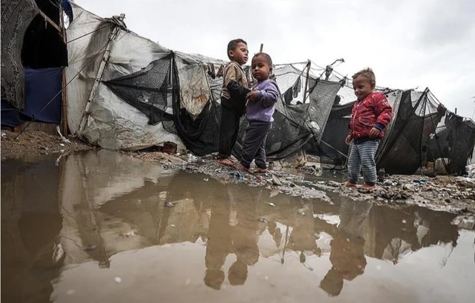 الأونروا تحذّر من تدهور الأوضاع المعيشية في غزة مع اشتداد أمطار الشتاء