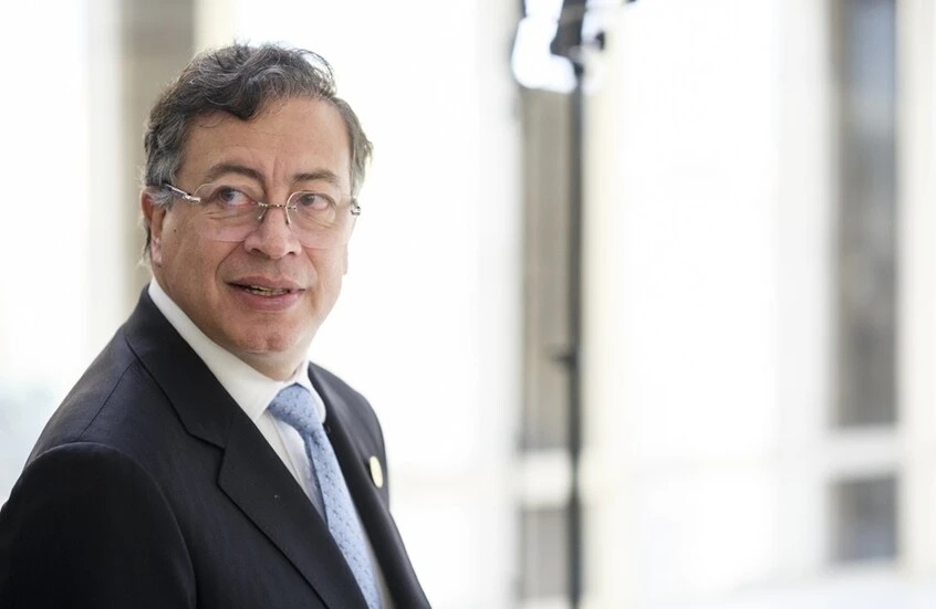 الرئيس الكولومبي : استلام 17 طائرة مقاتلة جديدة من السويد