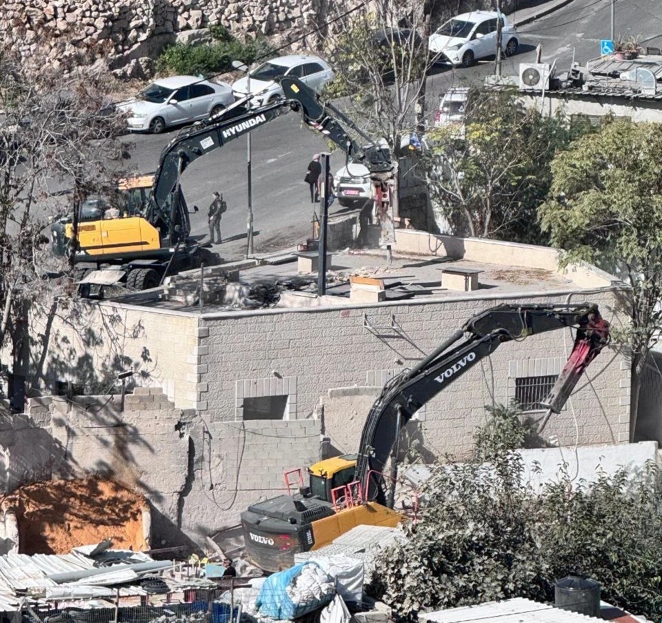 العدو الإسرائيلي يهدم منزلا في سلوان جنوب المسجد الأقصى