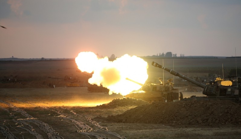 مدفعية العدو الصهيوني تقصف شرق مدينة غزة والزوارق تطلق نيرانها تجاه شاطئ رفح