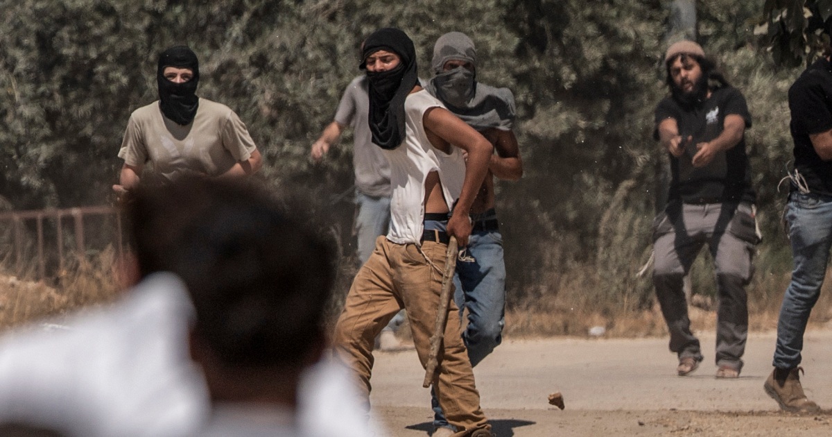 مستوطنون يُوسعون بؤرة استيطانية شمال الخليل وآخرون يسرقون الزيتون بعقربا