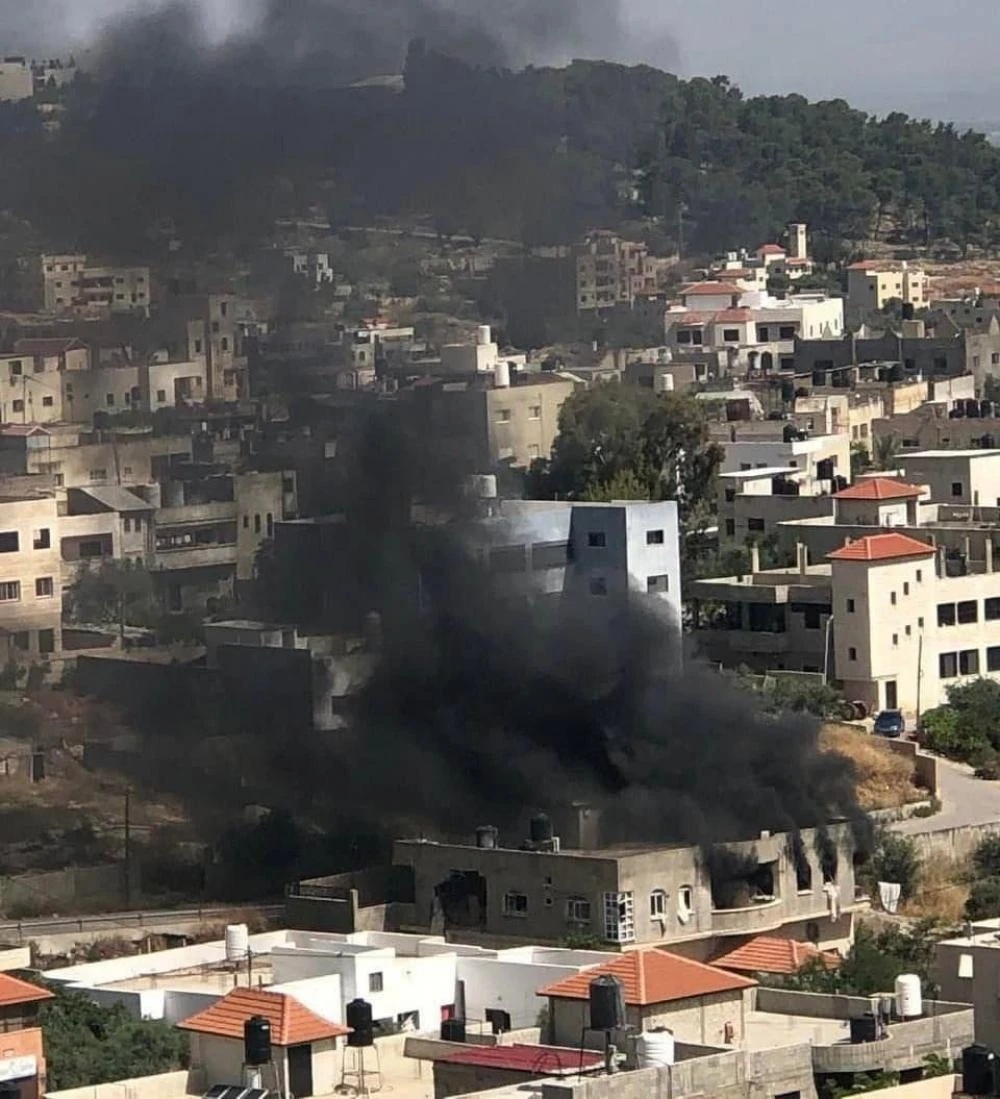 العدو الصهيوني يحاصر منزلاً في مركة جنوب جنين ويقصفه بقذائف “إنيرجا”