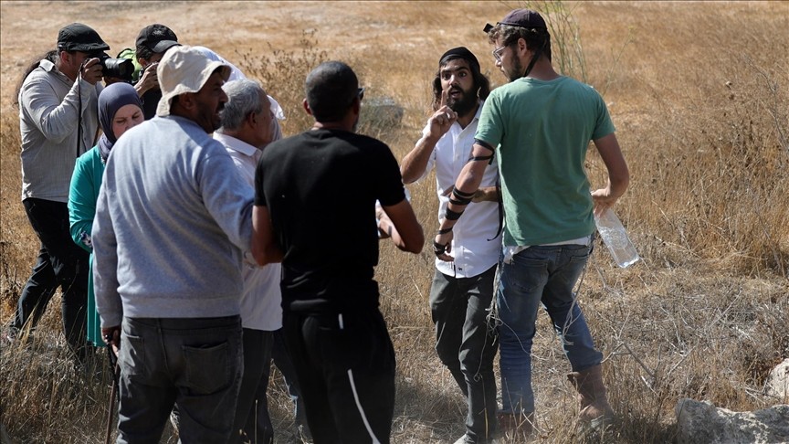 مستوطنون صهاينة يعتدون على فلسطينيين ويهددونهم بالقتل في الضفة المحتلة