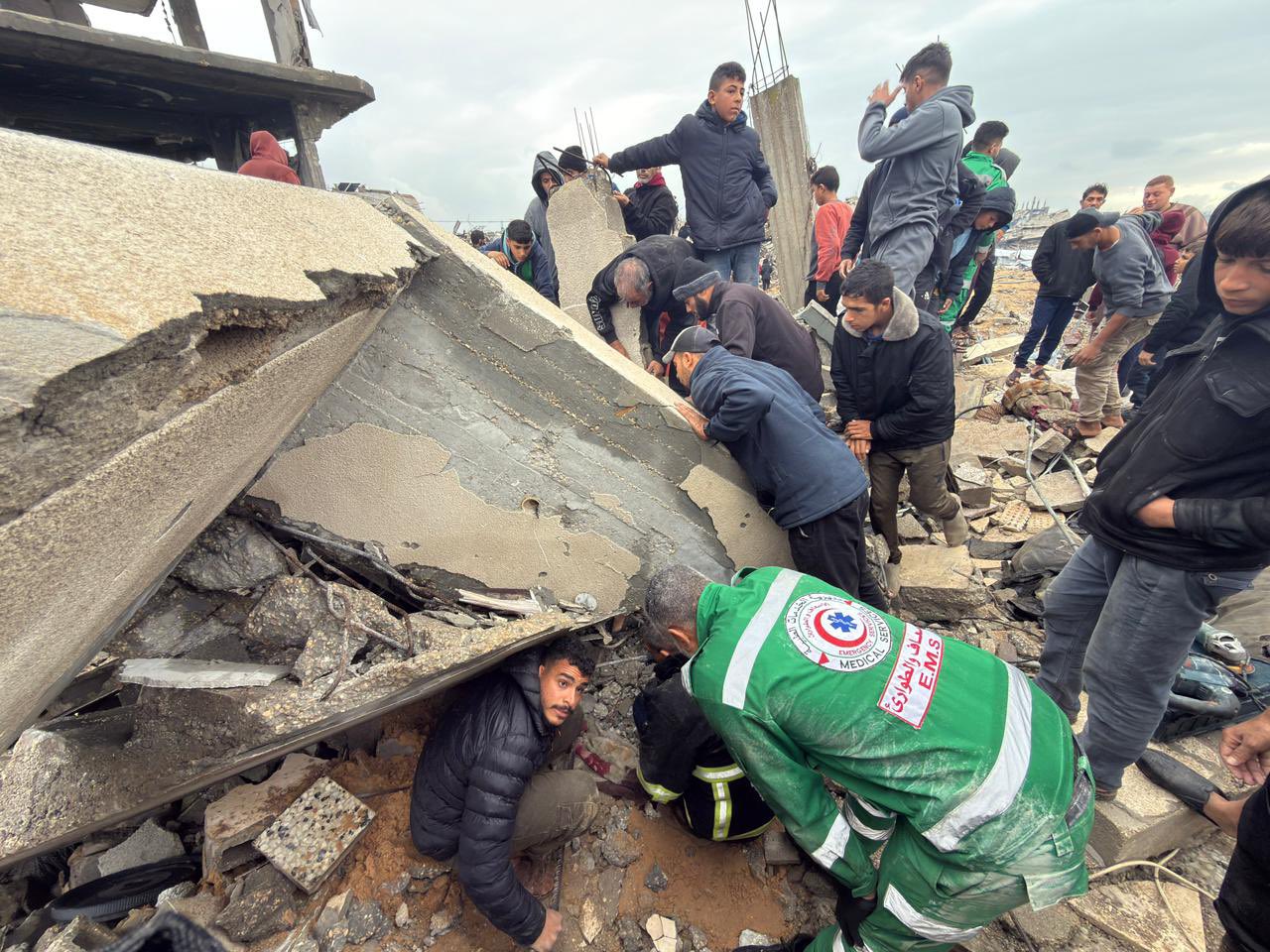 “الصليب الأحمر” يحذر من مخاطر انهيار المباني في غزة ويدعو لتكثيف المساعدات