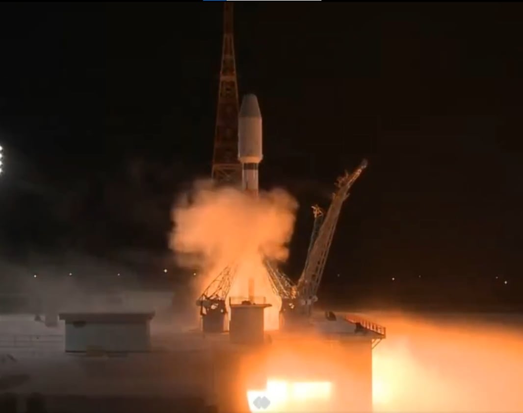 إيران تطلق 3 أقمار اصطناعية إلى الفضاء