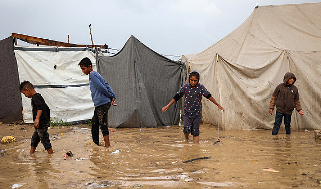 “الديمقراطية”: كارثة إنسانية وشيكة في غزة والنازحون بلا مأوى ولا حماية