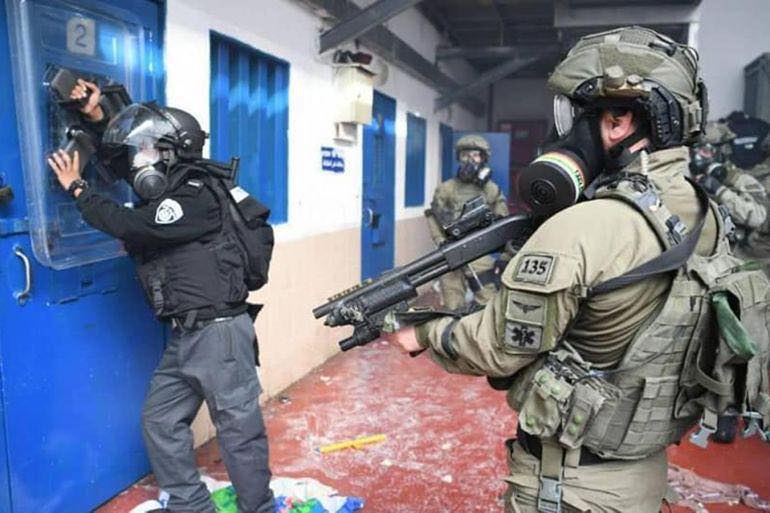 إصابة 3 أسرى فلسطينيين إثر اعتداء العدو الإسرائيلي فور الإفراج عنهم