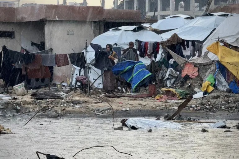 “أونروا”: خيام غزة بالية ولا تقي من الرياح والأمطار و”إسرائيل” تعرقل إدخال المساعدات