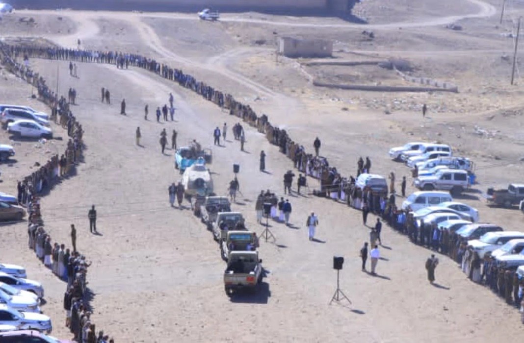 وقفة قبلية مسلحة في سنحان إعلانا للجهوزية لمواجهة أي تصعيد من العدو