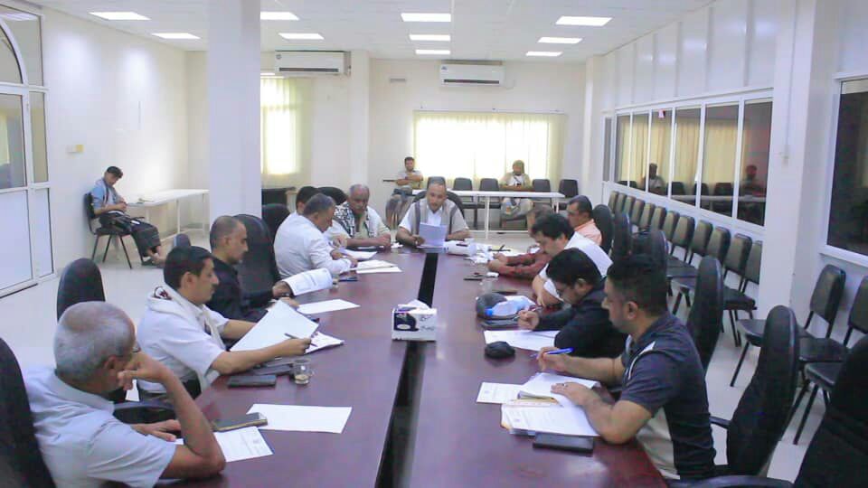 اجتماع برئاسة عطيفي يناقش سير العمل وتطوير الأداء بصندوق النظافة في الحديدة