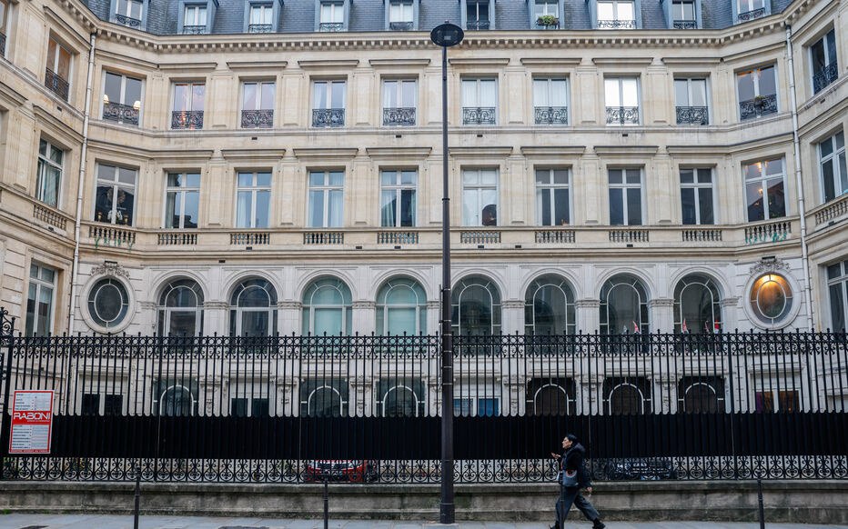 محكمة فرنسية تحاكم أبناء صالح بتهم “غسل أموال عامة مختلسة”