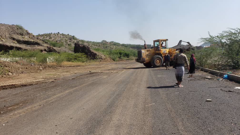 حملة لرفع الأتربة والمخلفات من شارع الستين في التعزية