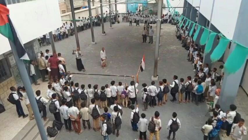 وقفات لطلاب مدارس الحديدة تستنكر الاساءة للقرآن الكريم من المرشح الامريكي