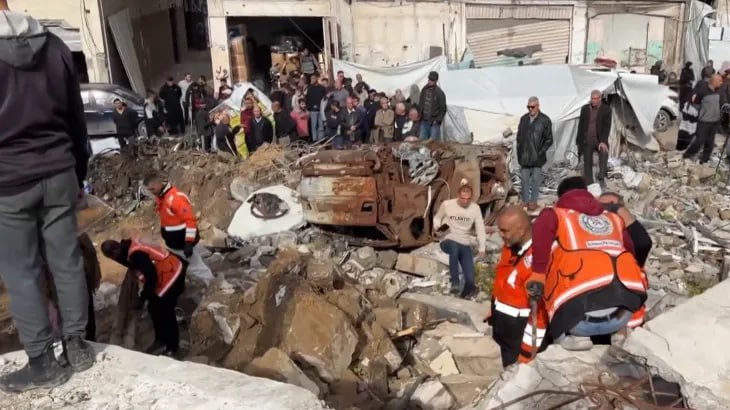 الدفاع المدني بغزة ينقل جثامين 94 شهيداً من مقبرة الصحابة لدفنهم في مقبرة الشهداء